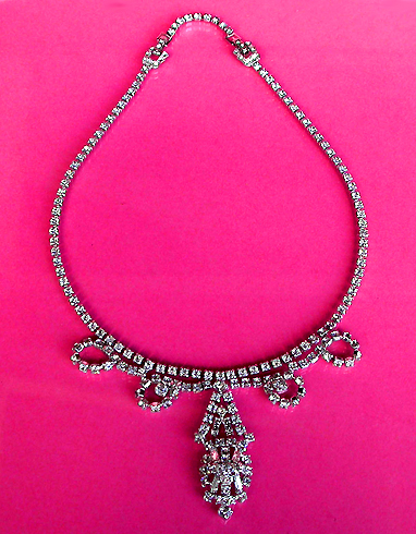 a beautiful vintage costume jewelry necklace unsigned
