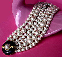 a beautiful vintage costume jewelry necklace