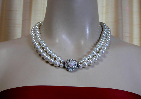 a beautiful vintage costume jewelry necklace unsigned