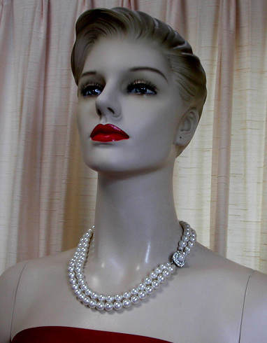 a beautiful vintage costume jewelry necklace unsigned