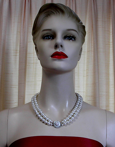 a beautiful vintage costume jewelry necklace unsigned