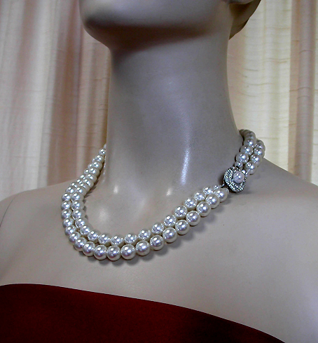 a beautiful vintage costume jewelry necklace unsigned
