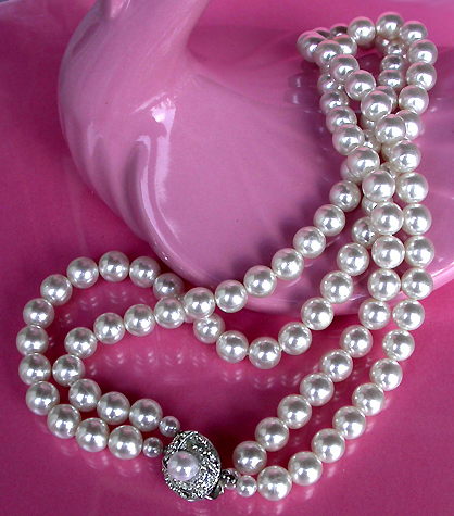 a beautiful vintage costume jewelry necklace unsigned