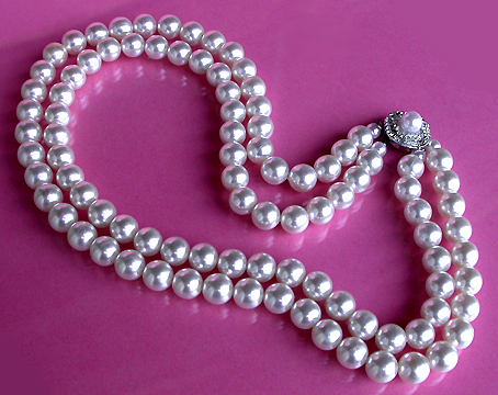 a beautiful vintage costume jewelry necklace unsigned