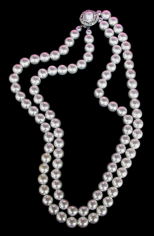 a beautiful vintage costume jewelry necklace unsigned