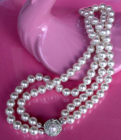 a beautiful vintage costume jewelry necklace unsigned