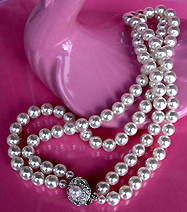 a beautiful vintage costume jewelry necklace