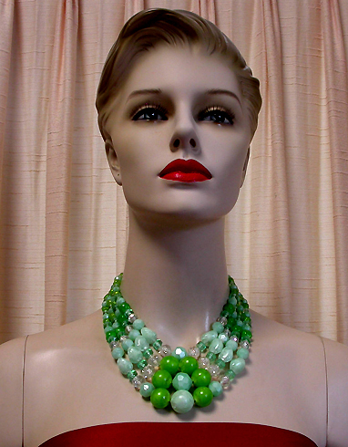 a beautiful vintage costume jewelry necklace unsigned