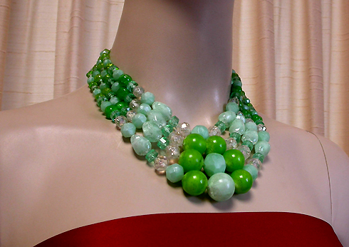 a beautiful vintage costume jewelry necklace unsigned