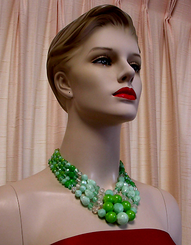 a beautiful vintage costume jewelry necklace unsigned