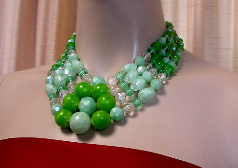 a beautiful vintage costume jewelry necklace unsigned