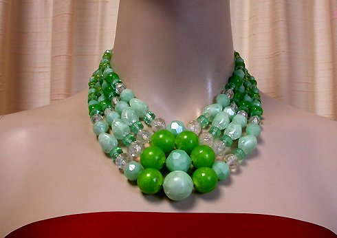 a beautiful vintage costume jewelry necklace unsigned