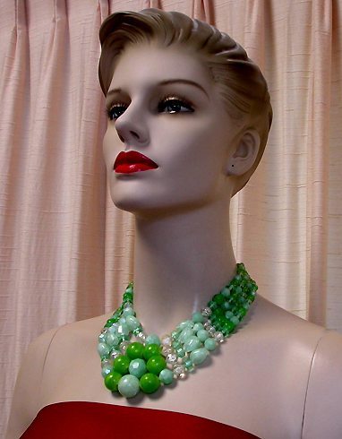 a beautiful vintage costume jewelry necklace unsigned