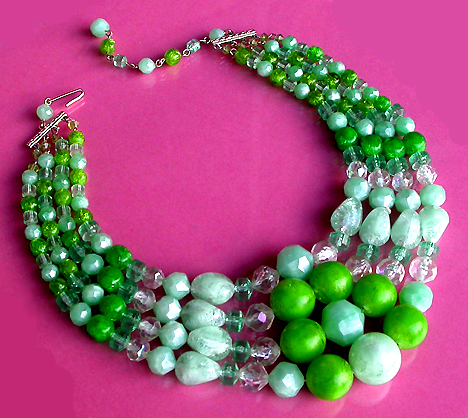 a beautiful vintage costume jewelry necklace unsigned