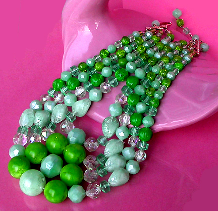 a beautiful vintage costume jewelry necklace unsigned