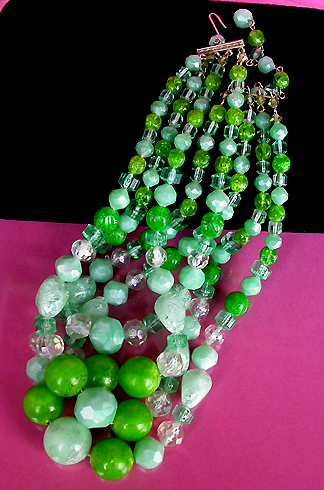 a beautiful vintage costume jewelry necklace unsigned