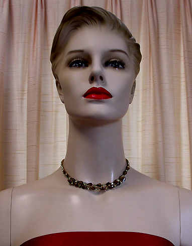 a beautiful vintage costume jewelry necklace unsigned