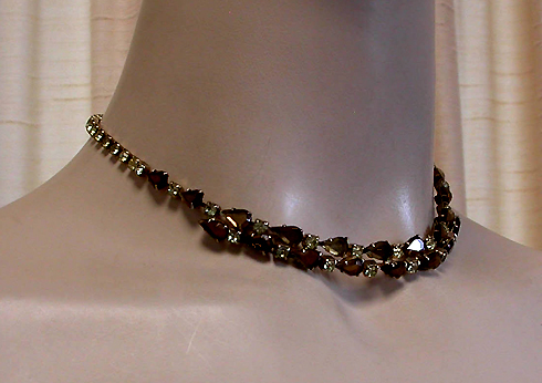 a beautiful vintage costume jewelry necklace unsigned