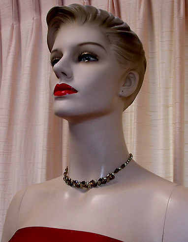 a beautiful vintage costume jewelry necklace unsigned