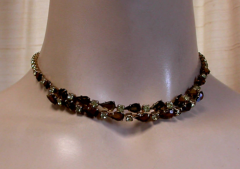 a beautiful vintage costume jewelry necklace unsigned