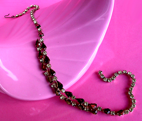 a beautiful vintage costume jewelry necklace unsigned