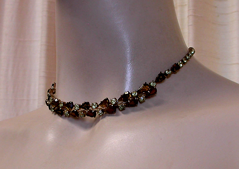 a beautiful vintage costume jewelry necklace unsigned