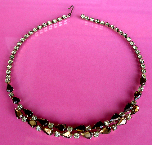 a beautiful vintage costume jewelry necklace unsigned