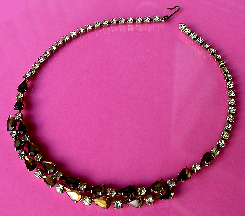 a beautiful vintage costume jewelry necklace unsigned