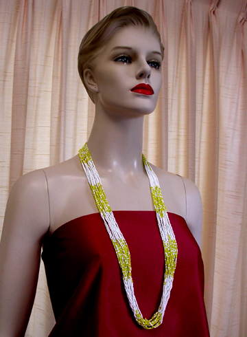 a beautiful vintage costume jewelry necklace unsigned