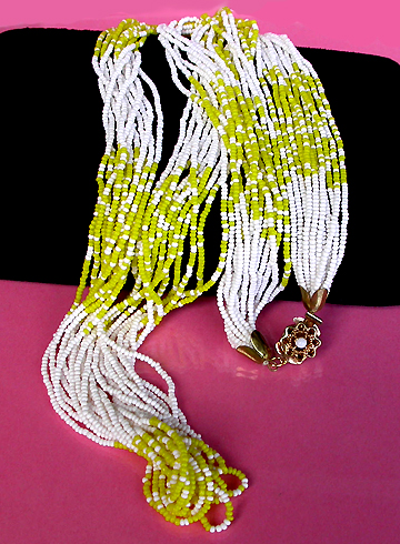 a beautiful vintage costume jewelry necklace unsigned