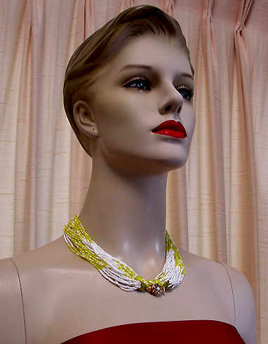 a beautiful vintage costume jewelry necklace unsigned