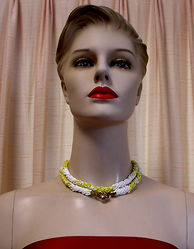 a beautiful vintage costume jewelry necklace unsigned
