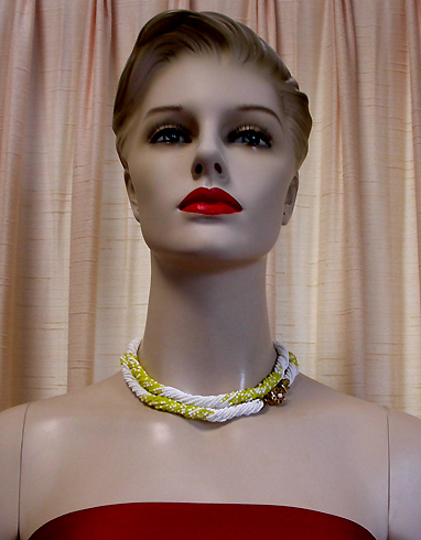 a beautiful vintage costume jewelry necklace unsigned