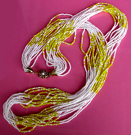 a beautiful vintage costume jewelry necklace unsigned