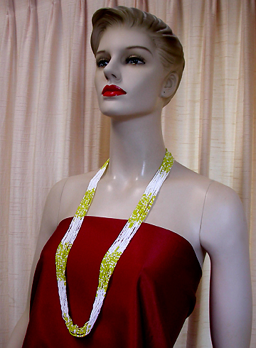 a beautiful vintage costume jewelry necklace unsigned