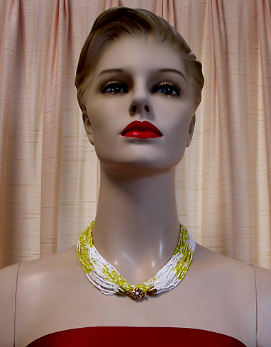 a beautiful vintage costume jewelry necklace unsigned