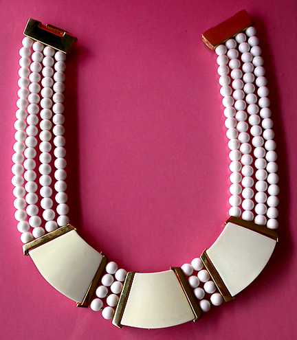a beautiful vintage costume jewelry necklace unsigned