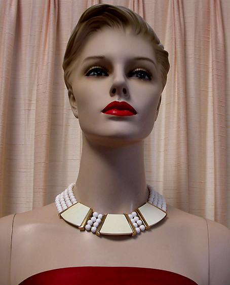 a beautiful vintage costume jewelry necklace unsigned