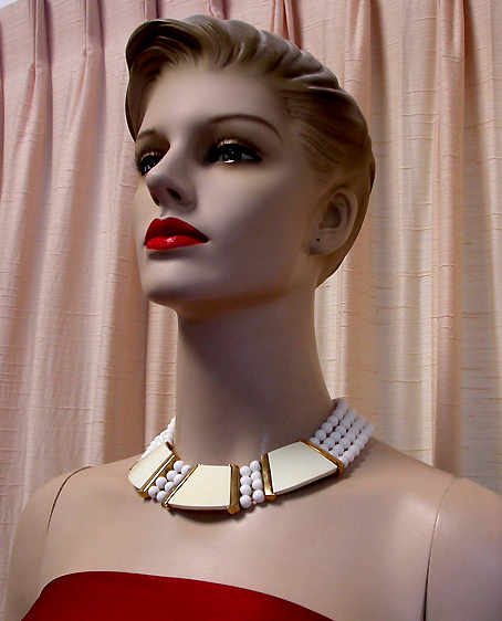 a beautiful vintage costume jewelry necklace unsigned