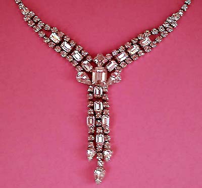 a beautiful vintage costume jewelry necklace unsigned