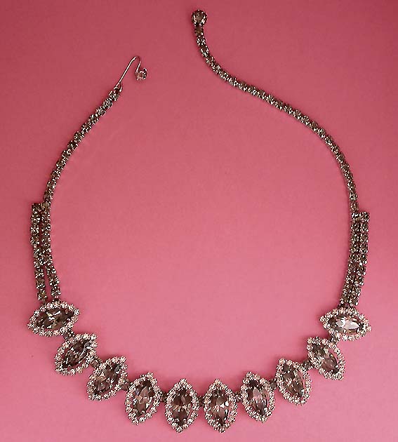 a beautiful vintage costume jewelry necklace unsigned
