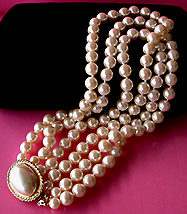 a beautiful vintage costume jewelry necklace