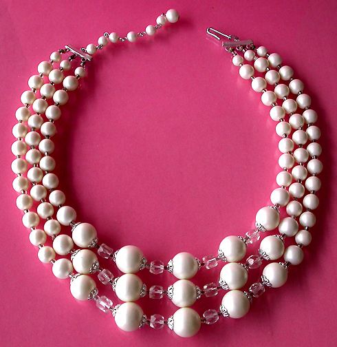 a beautiful vintage costume jewelry necklace unsigned