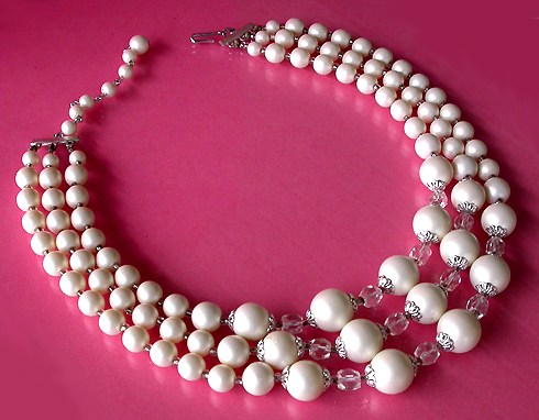a beautiful vintage costume jewelry necklace unsigned