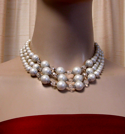 a beautiful vintage costume jewelry necklace unsigned