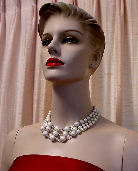 a beautiful vintage costume jewelry necklace unsigned