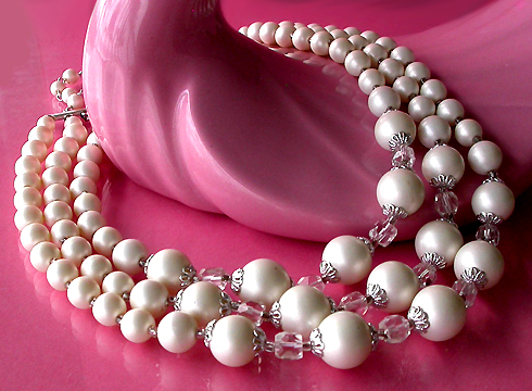 a beautiful vintage costume jewelry necklace unsigned