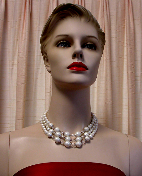 a beautiful vintage costume jewelry necklace unsigned