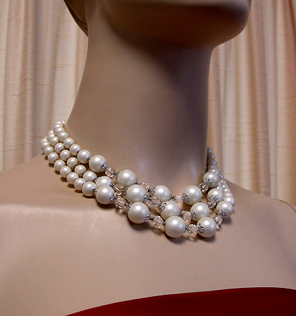 a beautiful vintage costume jewelry necklace unsigned