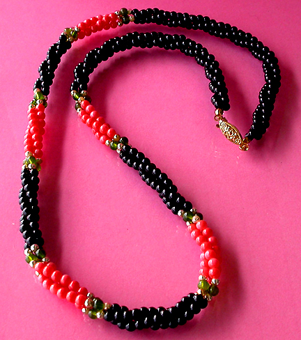 a beautiful vintage costume jewelry necklace unsigned